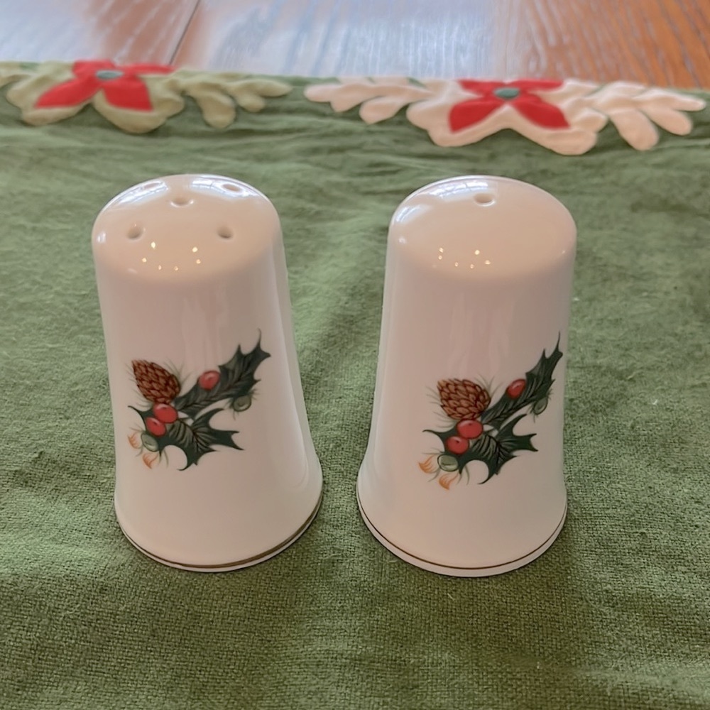 Vintage Holiday Christmas Porcelain Salt Pepper Shaker Holly Berry New In Box